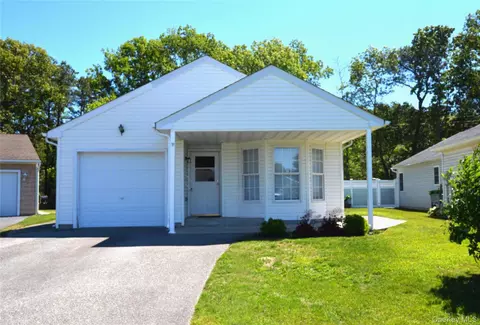 5190 Village Cir E, Manorville, NY 11949