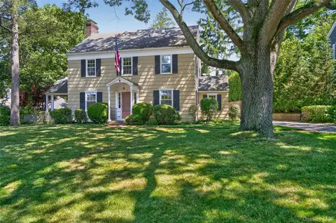 24 Crescent Rd, North Hempstead, NY 11050