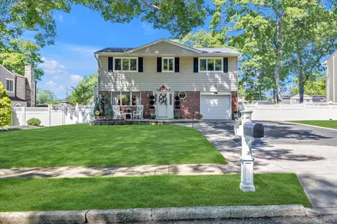 22 Villa Ln, Smithtown, NY 11787