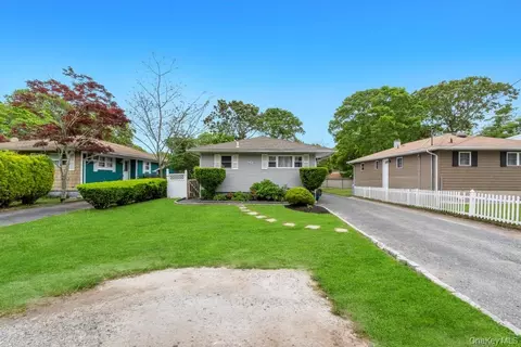 90 Pinewood Dr, Shirley, NY 11967