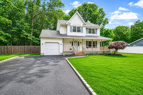 2 Community Rd, Coram, NY 11727