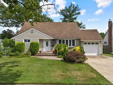 110 Briarcliff Rd, North Hempstead, NY 11590