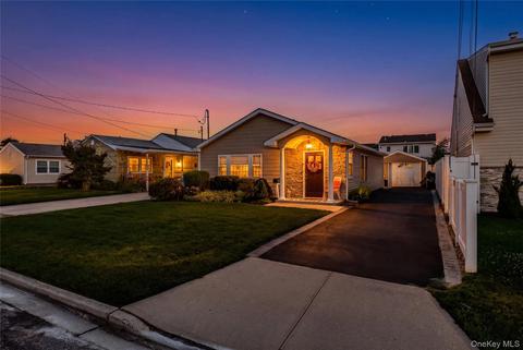 30 Elm St, Massapequa, NY 11758