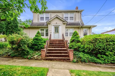 4634 Iris Ln, North Hempstead, NY 11020