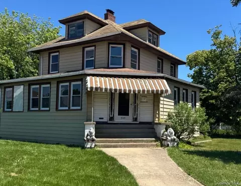 305 Roosevelt Ave, Freeport, NY 11520