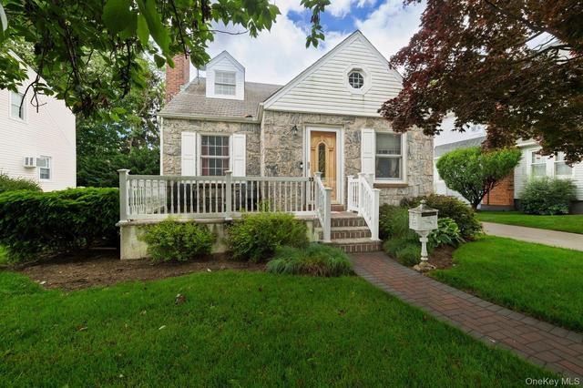 15 Horton St, Malverne, NY 11565