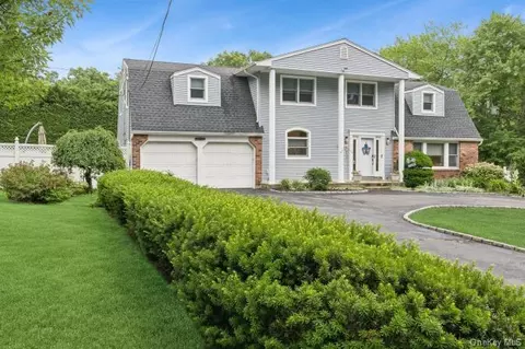 21 Fairoaks Ln, Smithtown, NY 11787