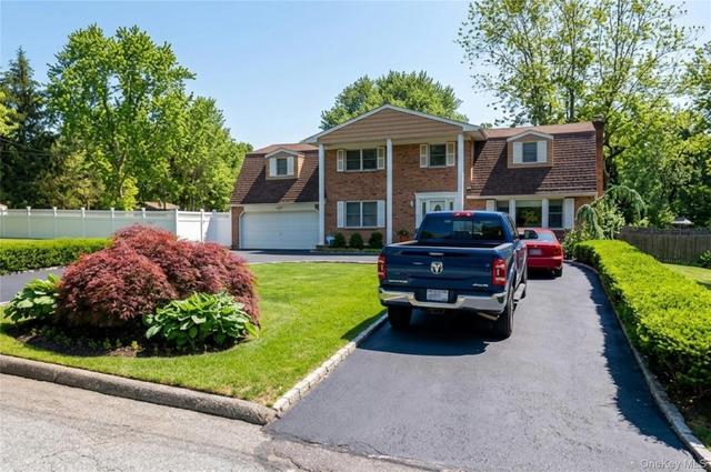 21 Fairoaks Ln, Smithtown, NY 11787