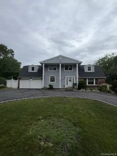 21 Fairoaks Ln, Smithtown, NY 11787