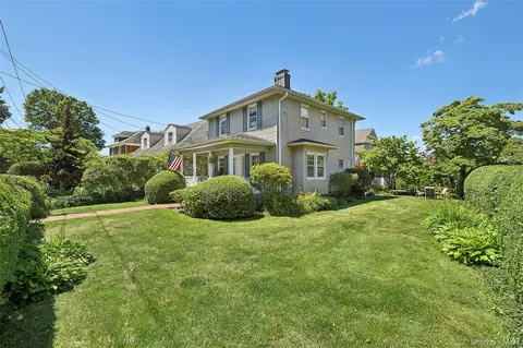 1472 Middle Neck Rd, North Hempstead, NY 11050