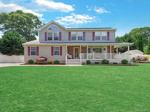 14 Tulip Ave, Farmingville, NY 11738