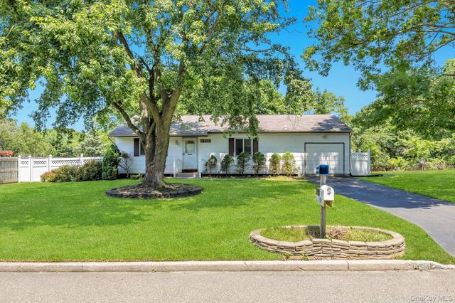 9 Daniel Ct, Lake Ronkonkoma, NY 11779