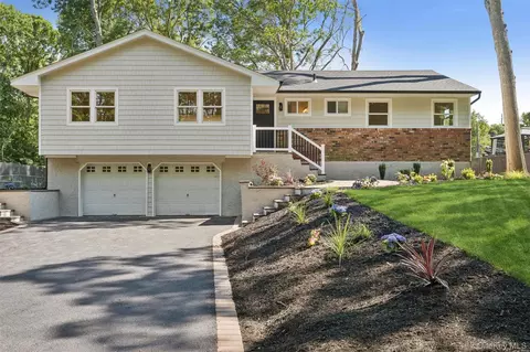 20 Camelia Pl, Hauppauge, NY 11788