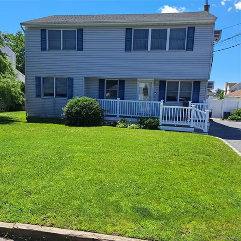 546 17th St, West Babylon, NY 11704