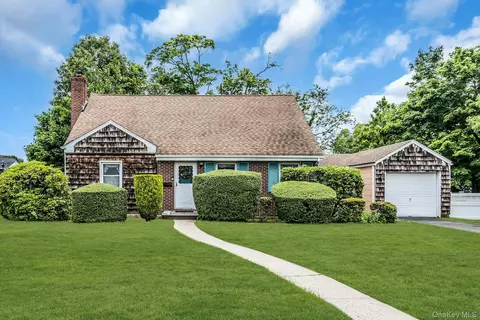 2 Cliff Rd, Merrick, NY 11566