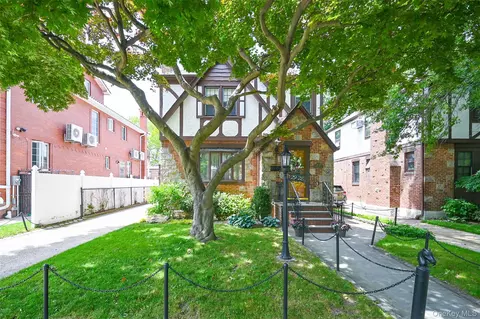 29-28 168th St, Flushing, NY 11358