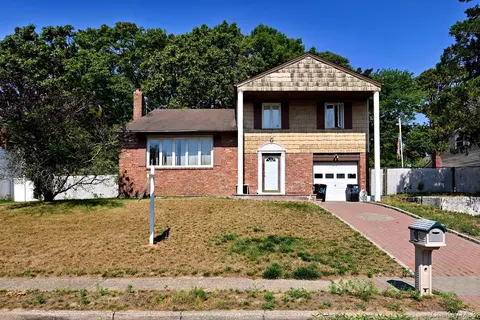36 Willow St, Selden, NY 11784