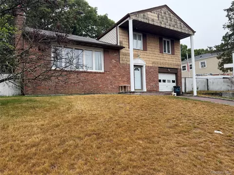 36 Willow St, Selden, NY 11784