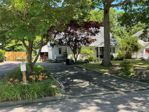 125 Keller Dr, Mastic, NY 11950