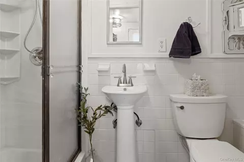 Bath - 195 Pressler Rd, Wallkill, NY 12589 photo 2 of 5