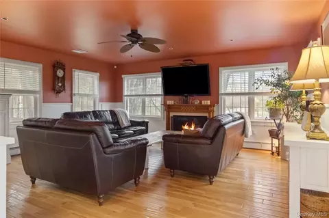 Living - 195 Pressler Rd, Wallkill, NY 12589 photo 2 of 3