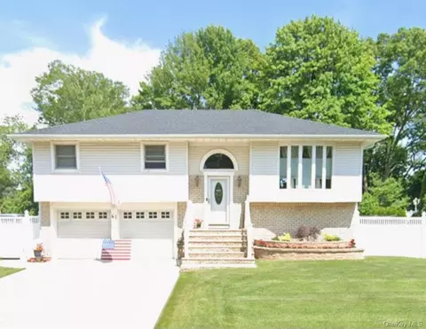 61 Yale Ave, Oakdale, NY 11769
