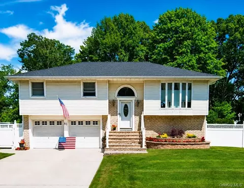 61 Yale Ave, Oakdale, NY 11769