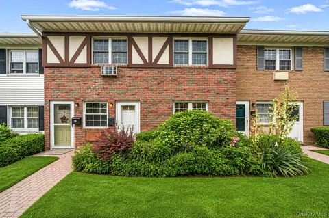 11 Springwood Dr, North Babylon, NY 11703