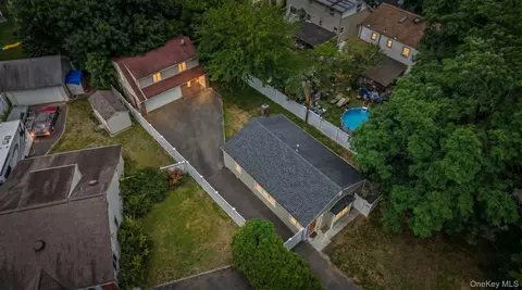 185 E 17th St, Huntington Station, NY 11746