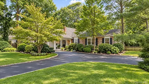 10 Rancher Pl, Huntington, NY 11743