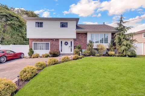 31 Leeds Ln, North Babylon, NY 11703