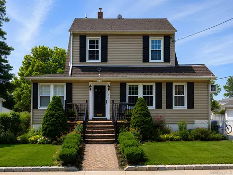 64 Avondale St, Valley Stream, NY 11581