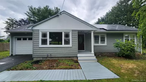 725 Peconic Ln, Peconic, NY 11958
