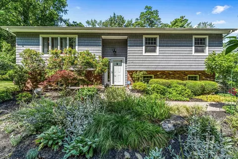 94 Hess Rd, Clarkstown, NY 10989