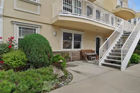 180 Beach 101 St #3A, Rockaway Park, NY 11694