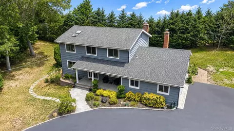 9 Huckleberry Ln, Setauket, NY 11733
