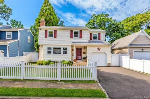 17 Garfield Pl, East Northport, NY 11731