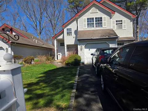 11 Turnberry Ct, Middle Island, NY 11953