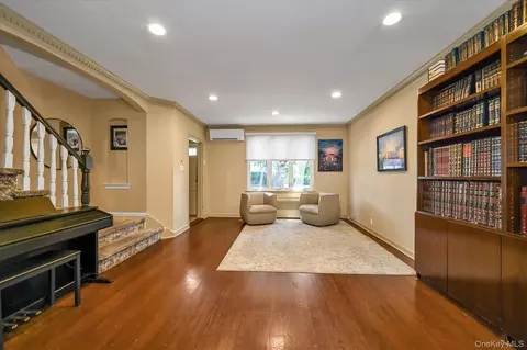 136-43 71st Rd, Flushing, NY 11367 photo 3