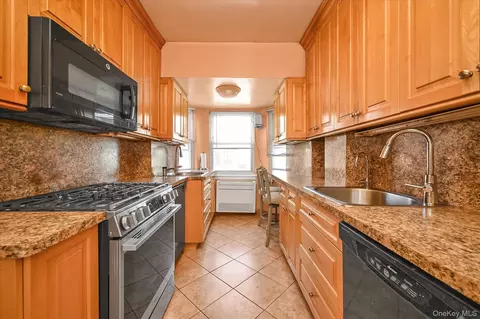 136-43 71st Rd, Flushing, NY 11367 photo 6