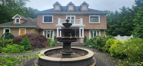 7 Arista Ct, Dix Hills, NY 11746