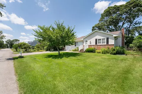 23 Staller Blvd, Hampton Bays, NY 11946