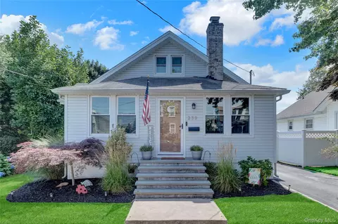 239 S 2nd St, Lindenhurst, NY 11757