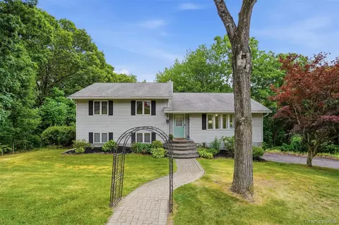 9 Roxanne Blvd, Lloyd, NY 12528