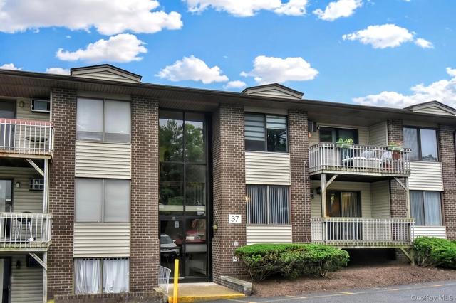 376 Country Club Ln, Pomona, NY 10970