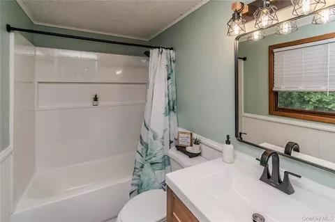 Bath - 7 Colleen Ln, Wallkill, NY 12589 photo 2 of 3