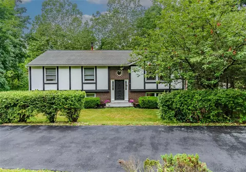 7 Colleen Ln, Wallkill, NY 12589