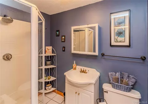 Bath - 7 Colleen Ln, Wallkill, NY 12589 photo 3 of 3