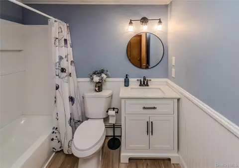 Bath - 7 Colleen Ln, Wallkill, NY 12589 photo 1 of 3