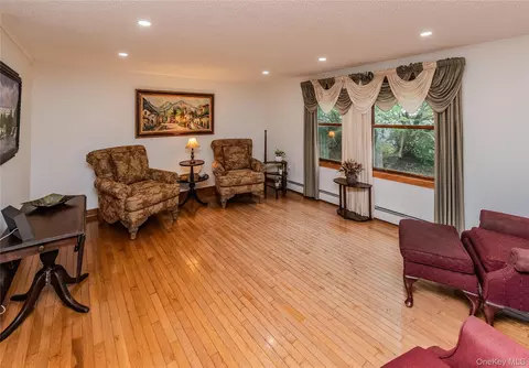 Living - 7 Colleen Ln, Wallkill, NY 12589 photo 1 of 3